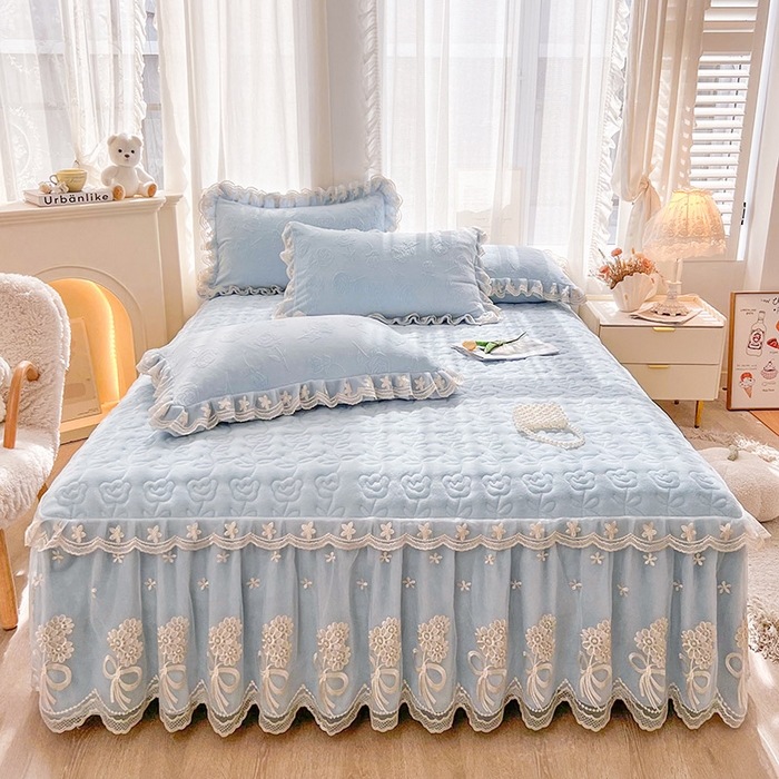 91家纺网 家纺一手货源 找家纺 虹星家纺 2024新款雕花夹棉蕾丝牛奶绒床裙-罗马花园 罗马花园 天蓝