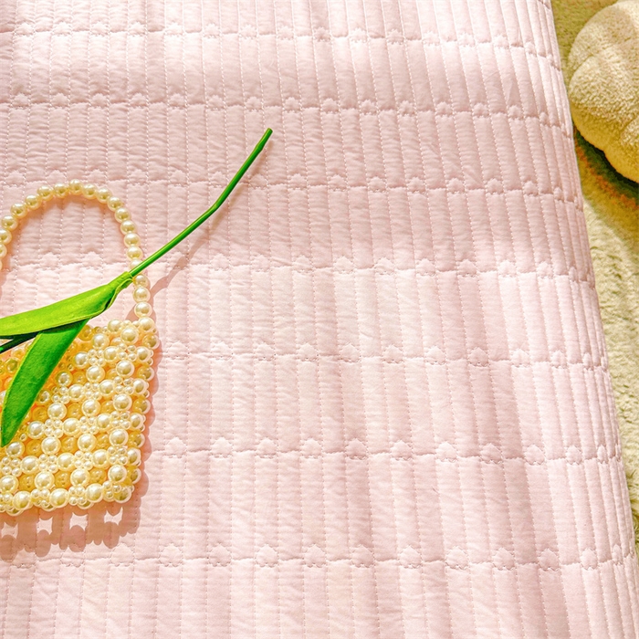 91家纺网 家纺一手货源 找家纺 虹星家纺 2024新款A类全棉夹棉床盖-洛香忆梦 洛香忆梦-樱花粉