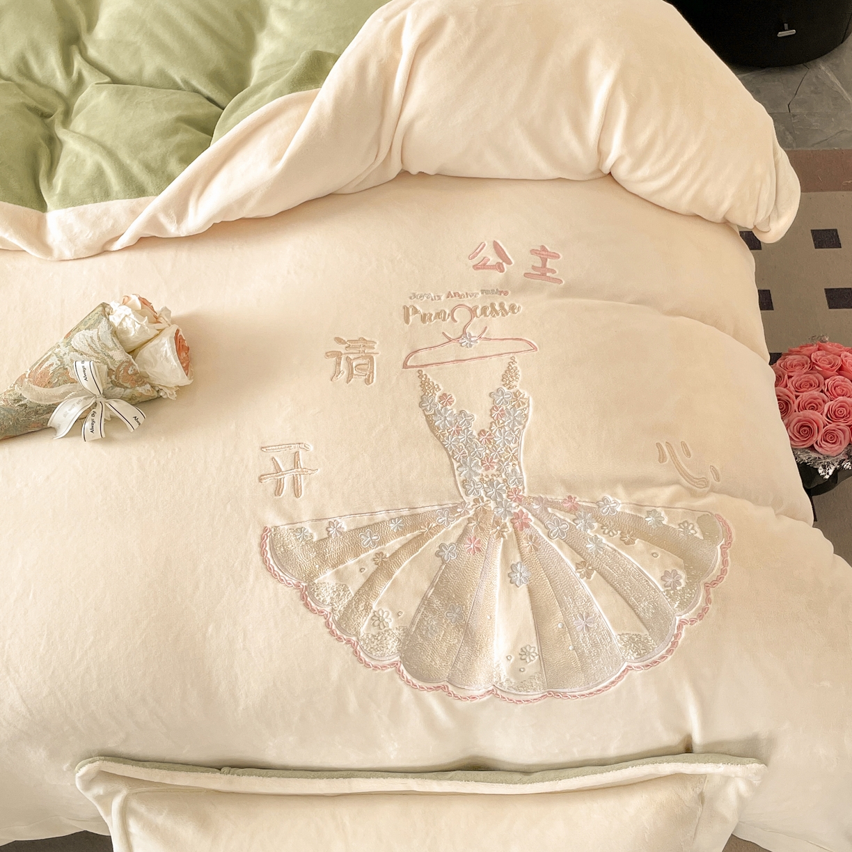 91家纺网 家纺一手货源 找家纺 新方向 2025新款全消光A类牛奶绒四件套-公主请开心2 公主请开心-奶白