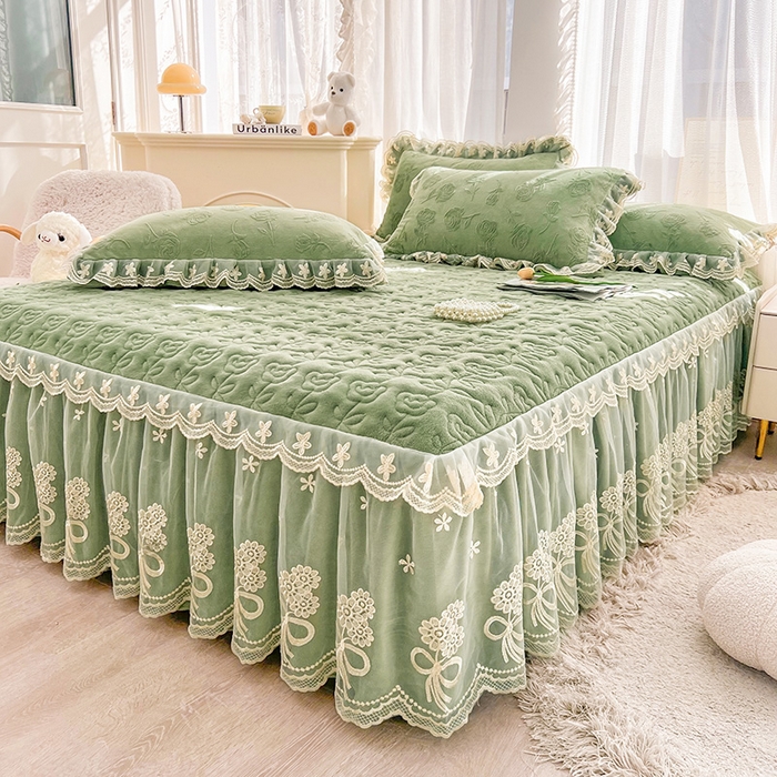 91家纺网 家纺一手货源 找家纺 虹星家纺 2024新款雕花夹棉蕾丝牛奶绒床裙-罗马花园 罗马花园 果绿