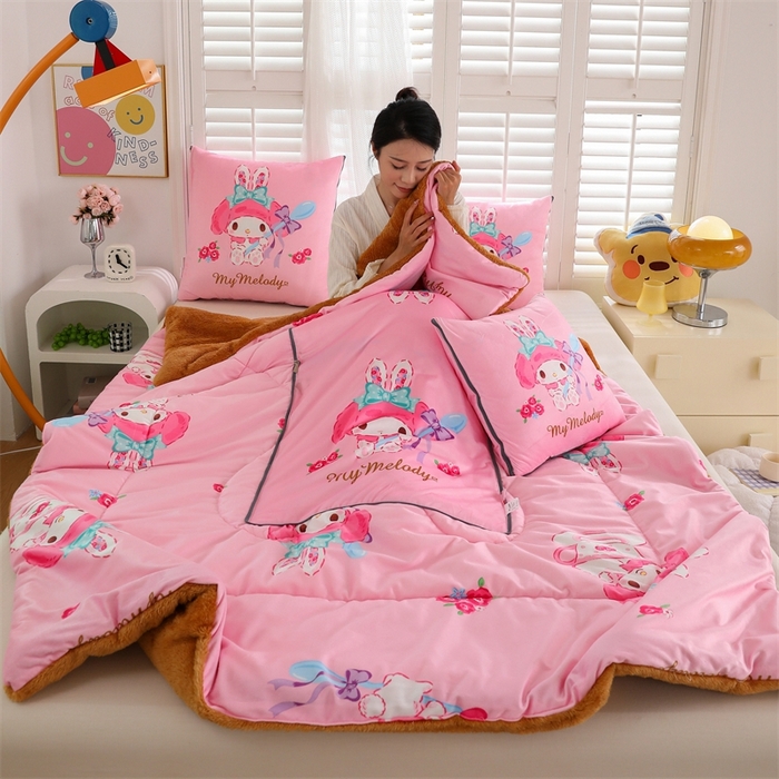 91家纺网 家纺一手货源 找家纺 照世家纺 2024新款三丽鸥印花抱枕被（控价59、82、109、139） 美乐蒂