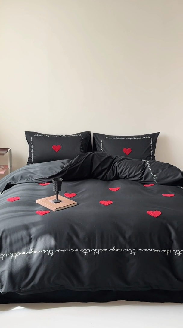 91家纺网 家纺一手货源 找家纺 窝米 2025春季新品40支高定毛巾绣刺绣款四件套-Love Love-神秘黑