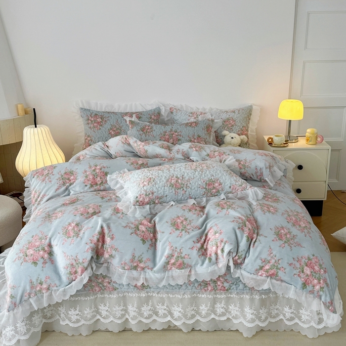 91家纺网 家纺一手货源 找家纺 添越 2024新款牛奶绒夹棉床盖三件套四件套 欧风花影