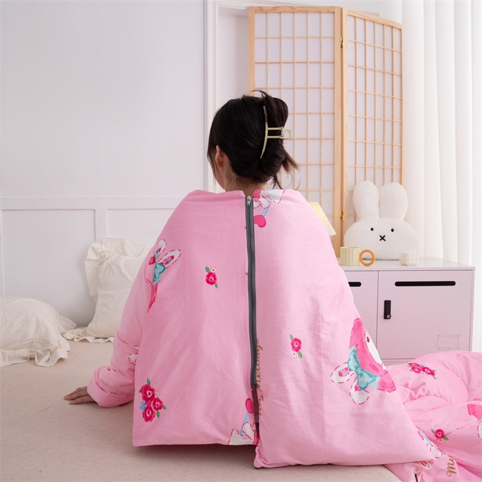 91家纺网 家纺一手货源 找家纺 （总）照世家纺 2024新款卡通三丽鸥水晶绒多功能带袖一体式懒人被