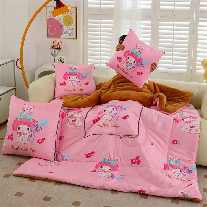 91家纺网 家纺一手货源 找家纺 照世家纺 2024新款三丽鸥印花抱枕被（控价59、82、109、139） 美乐蒂