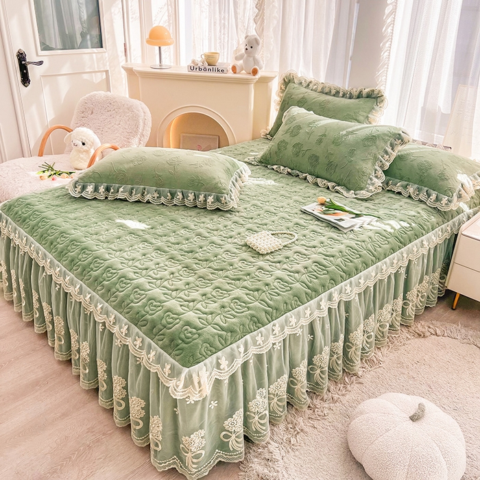 91家纺网 家纺一手货源 找家纺 虹星家纺 2024新款雕花夹棉蕾丝牛奶绒床裙-罗马花园 罗马花园 果绿