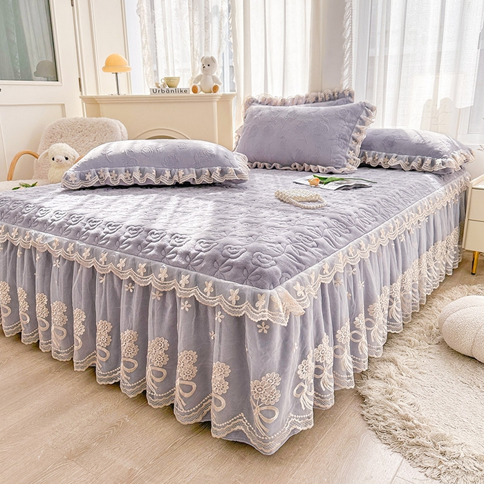 91家纺网 家纺一手货源 找家纺 虹星家纺 2024新款雕花夹棉蕾丝牛奶绒床裙-罗马花园 罗马花园 香芋紫