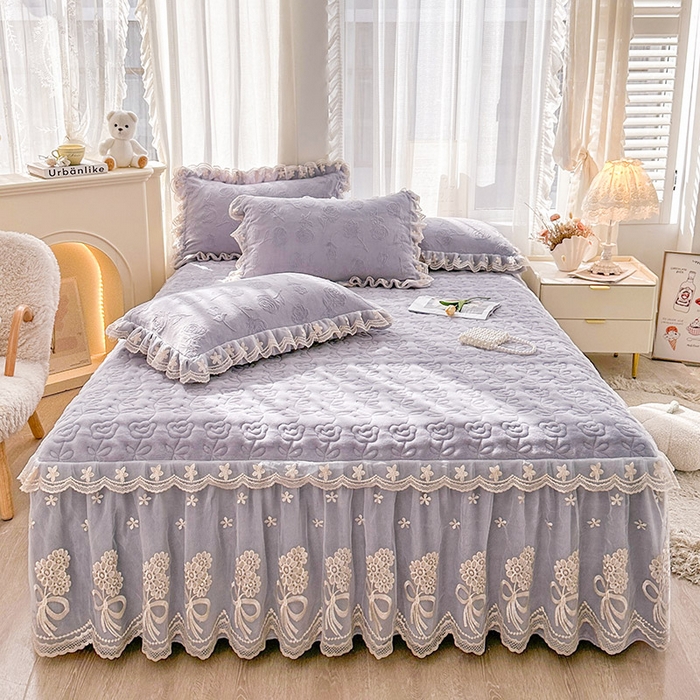 91家纺网 家纺一手货源 找家纺 虹星家纺 2024新款雕花夹棉蕾丝牛奶绒床裙-罗马花园 罗马花园 香芋紫