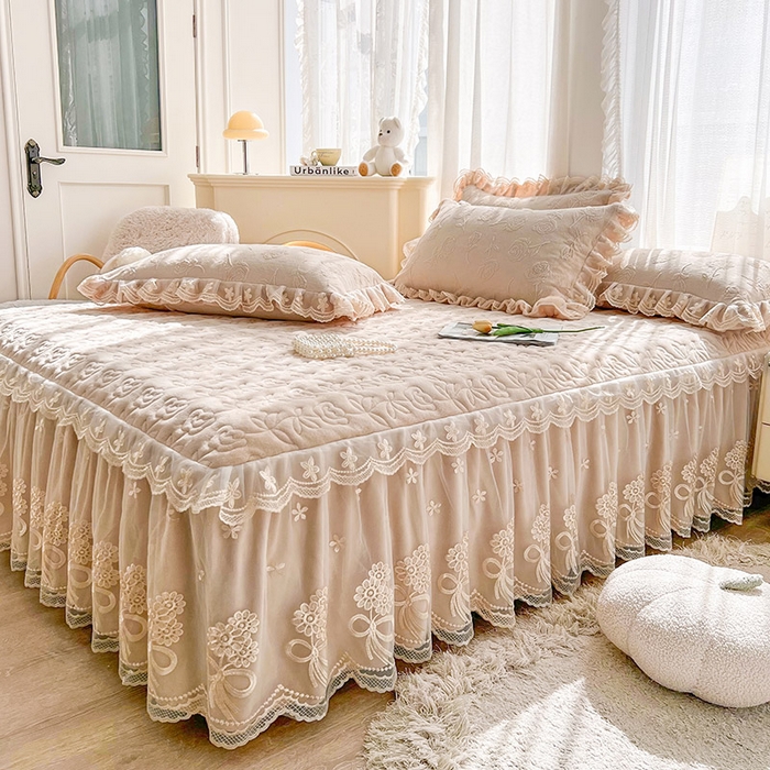 91家纺网 家纺一手货源 找家纺 虹星家纺 2024新款雕花夹棉蕾丝牛奶绒床裙-罗马花园 罗马花园 卡其