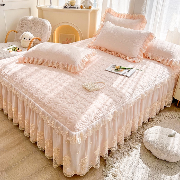 91家纺网 家纺一手货源 找家纺 虹星家纺 2024新款雕花夹棉蕾丝牛奶绒床裙-罗马花园 罗马花园 梦幻粉