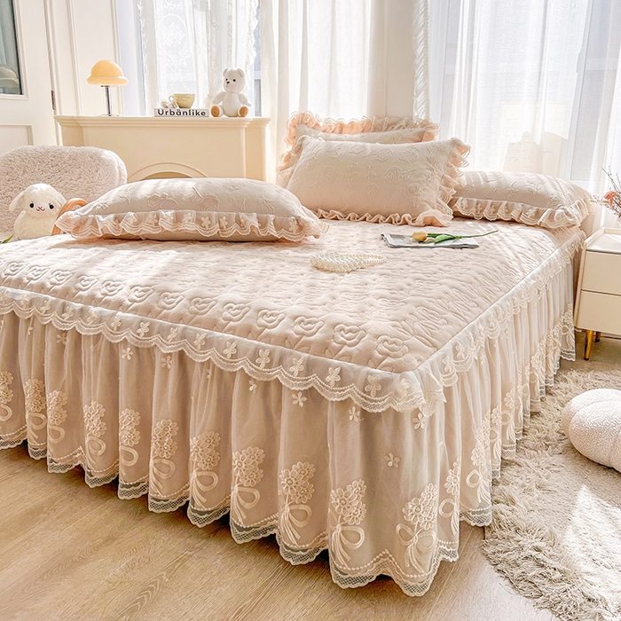 91家纺网 家纺一手货源 找家纺 虹星家纺 2024新款雕花夹棉蕾丝牛奶绒床裙-罗马花园 罗马花园 卡其