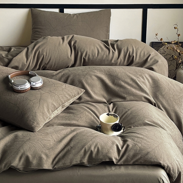 91家纺网 家纺一手货源 找家纺 雅居纺家纺 2024新款100%全棉三层纱提花四件套 树叶咖