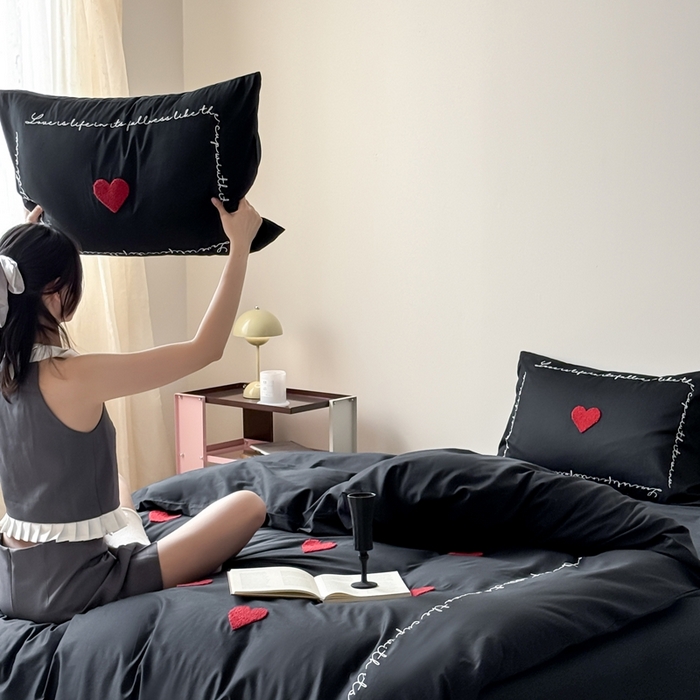 91家纺网 家纺一手货源 找家纺 窝米 2025春季新品40支高定毛巾绣刺绣款四件套-Love Love-神秘黑