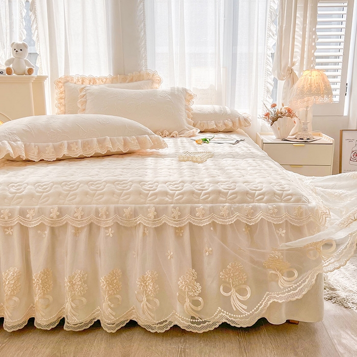 91家纺网 家纺一手货源 找家纺 虹星家纺 2024新款雕花夹棉蕾丝牛奶绒床裙-罗马花园 罗马花园 象牙白