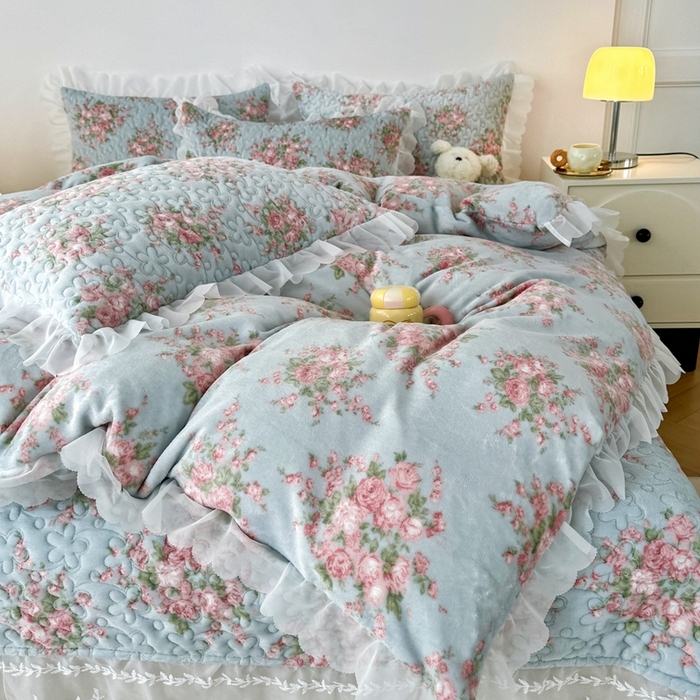 91家纺网 家纺一手货源 找家纺 添越 2024新款牛奶绒夹棉床盖三件套四件套 欧风花影