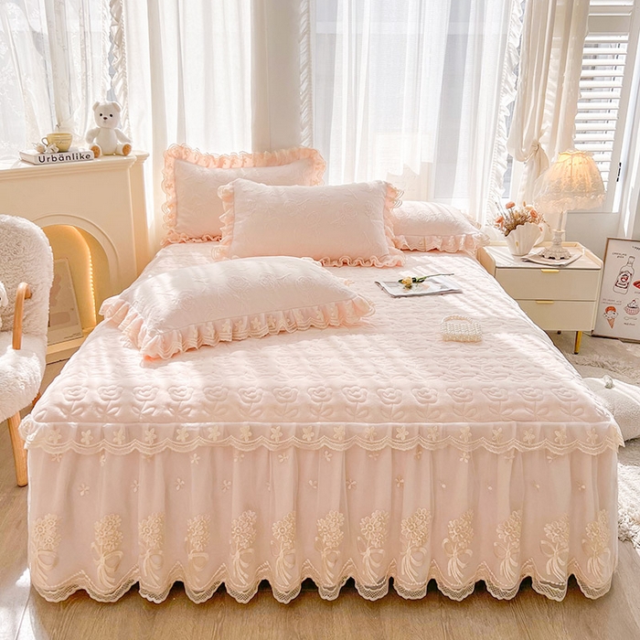 91家纺网 家纺一手货源 找家纺 虹星家纺 2024新款雕花夹棉蕾丝牛奶绒床裙-罗马花园 罗马花园 梦幻粉