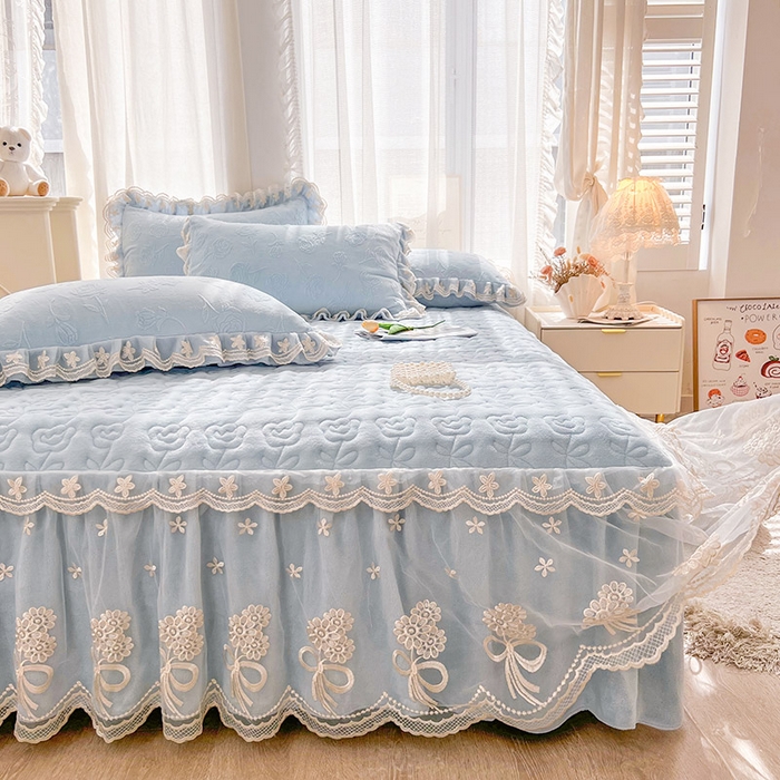 91家纺网 家纺一手货源 找家纺 虹星家纺 2024新款雕花夹棉蕾丝牛奶绒床裙四件套-罗马花园 罗马花园 天蓝