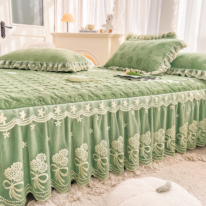 91家纺网 家纺一手货源 找家纺 虹星家纺 2024新款雕花夹棉蕾丝牛奶绒床裙-罗马花园 罗马花园 果绿