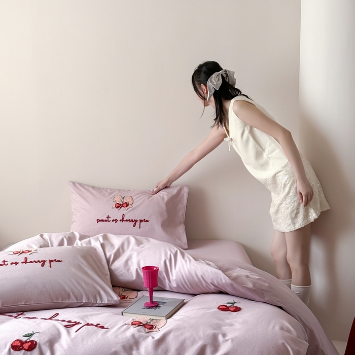 91家纺网 家纺一手货源 找家纺 （总）窝米 2025春季新品40S高定毛巾绣刺绣款四件套-小樱结