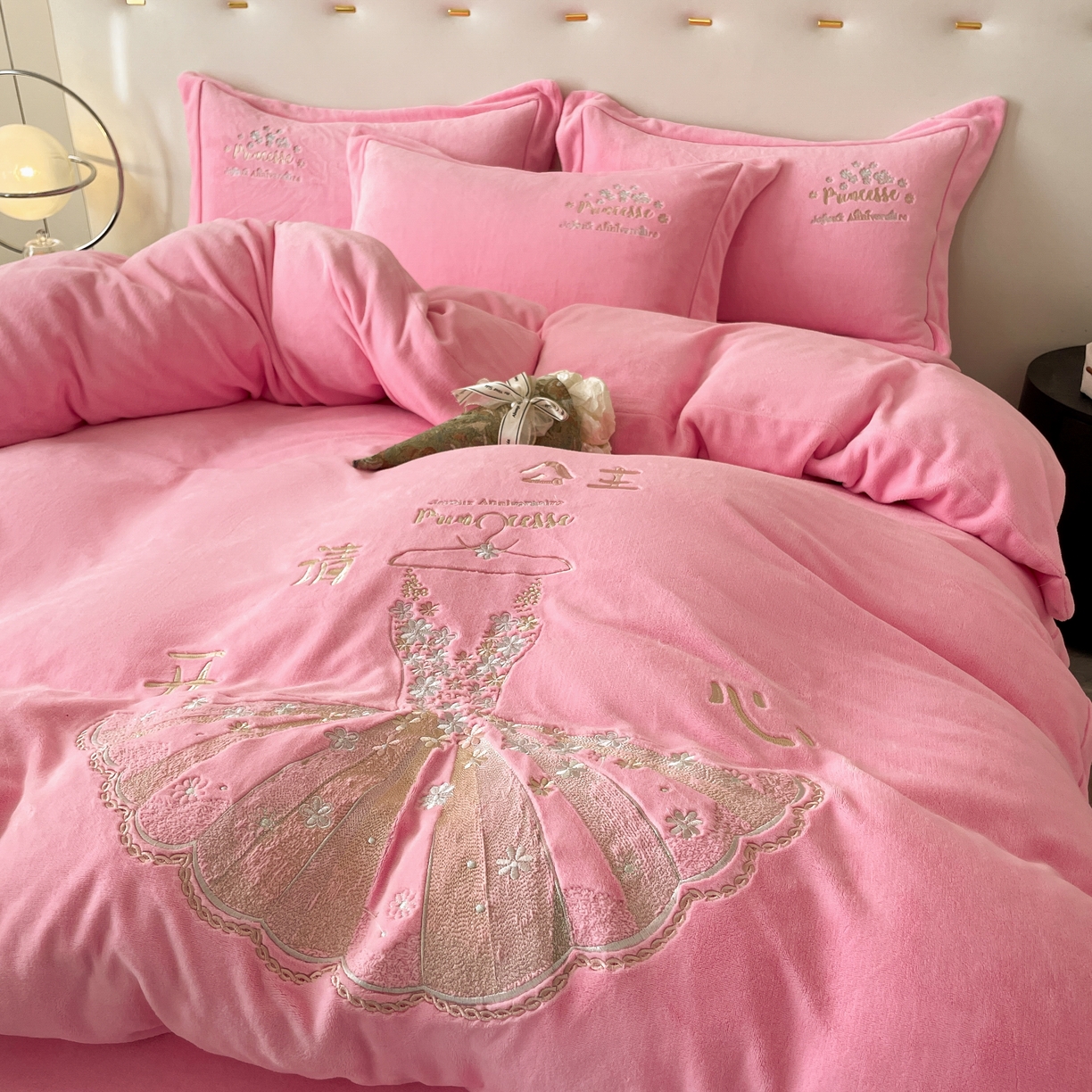 91家纺网 家纺一手货源 找家纺 新方向 2025新款全消光A类牛奶绒四件套-公主请开心2 公主请开心-粉