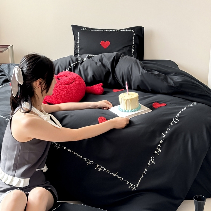 91家纺网 家纺一手货源 找家纺 窝米 2025春季新品40支高定毛巾绣刺绣款四件套-Love Love-神秘黑