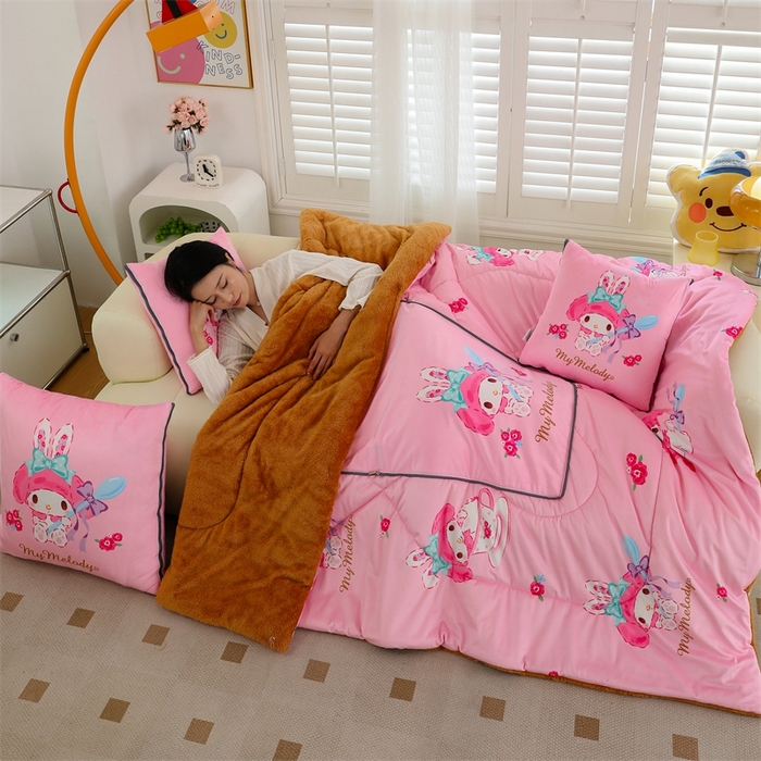 91家纺网 家纺一手货源 找家纺 照世家纺 2024新款三丽鸥印花抱枕被（控价59、82、109、139） 美乐蒂