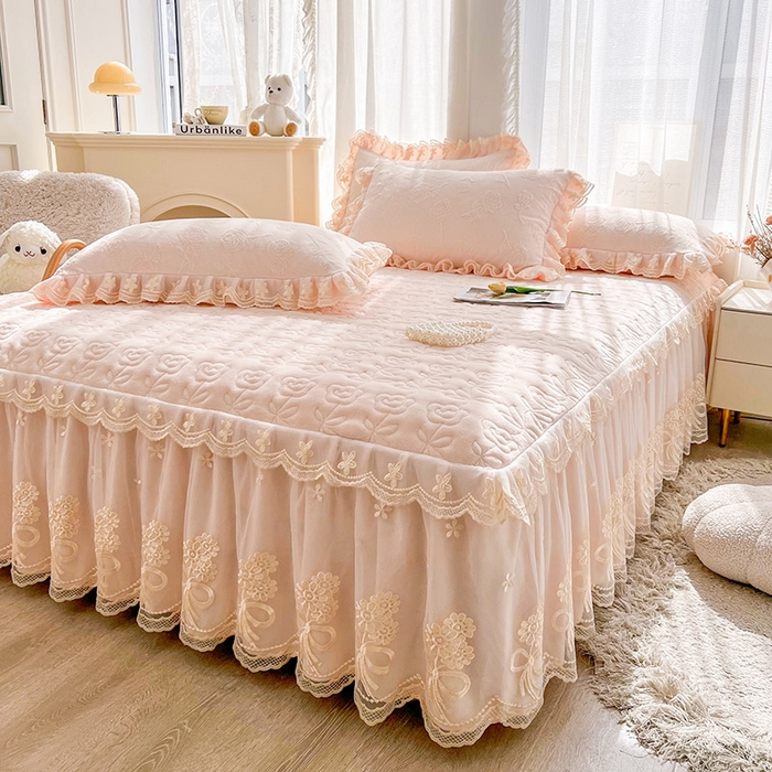 91家纺网 家纺一手货源 找家纺 虹星家纺 2024新款雕花夹棉蕾丝牛奶绒床裙四件套-罗马花园 罗马花园 梦幻粉