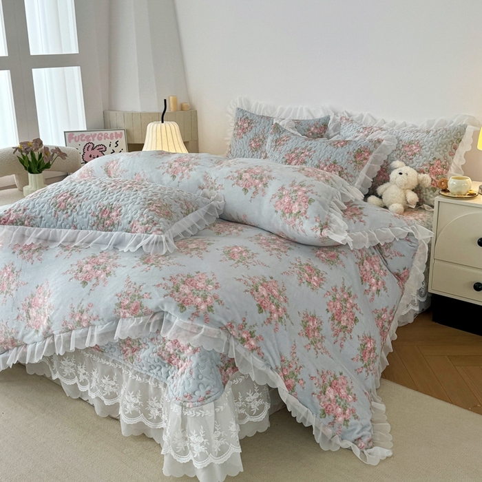 91家纺网 家纺一手货源 找家纺 添越 2024新款牛奶绒夹棉床盖三件套四件套 欧风花影