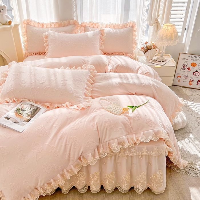 91家纺网 家纺一手货源 找家纺 虹星家纺 2024新款雕花夹棉蕾丝牛奶绒床裙四件套-罗马花园 罗马花园 梦幻粉