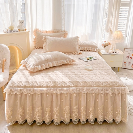 91家纺网 家纺一手货源 找家纺 虹星家纺 2024新款雕花夹棉蕾丝牛奶绒床裙-罗马花园 罗马花园 卡其