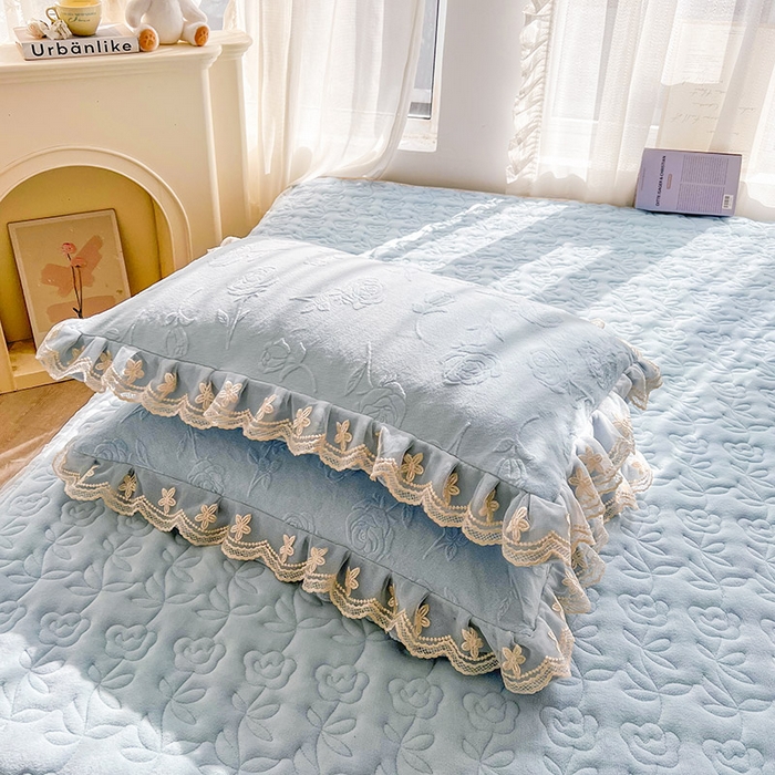 91家纺网 家纺一手货源 找家纺 虹星家纺 2024新款雕花夹棉蕾丝牛奶绒床裙-罗马花园 罗马花园 天蓝