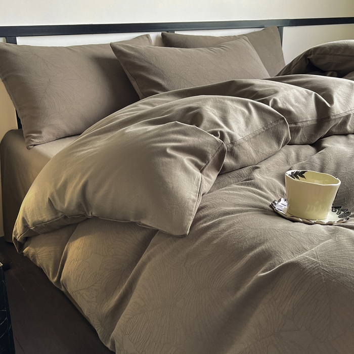 91家纺网 家纺一手货源 找家纺 雅居纺家纺 2024新款100%全棉三层纱提花四件套 树叶咖