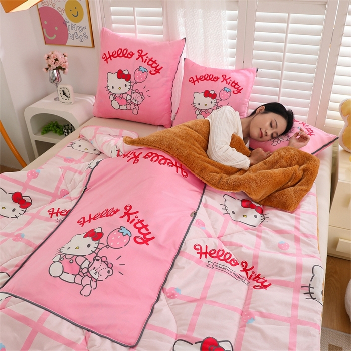 91家纺网 家纺一手货源 找家纺 照世家纺 2024新款三丽鸥印花抱枕被（控价59、82、109、139） 凯蒂猫