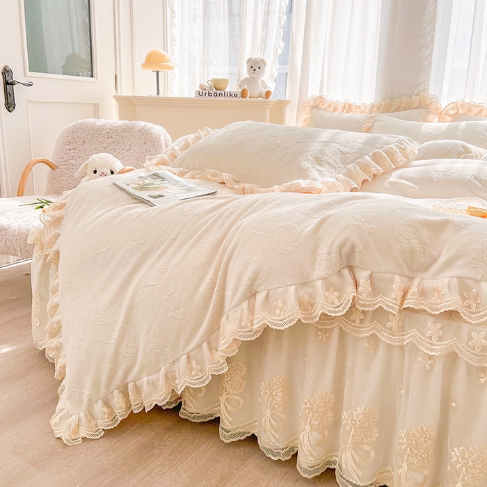 91家纺网 家纺一手货源 找家纺 虹星家纺 2024新款雕花夹棉蕾丝牛奶绒床裙四件套-罗马花园 罗马花园 象牙白