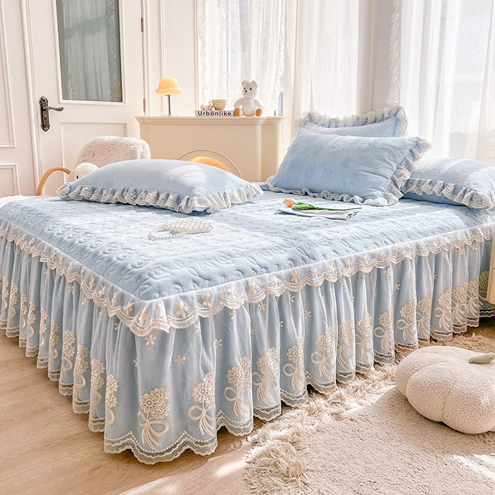 91家纺网 家纺一手货源 找家纺 虹星家纺 2024新款雕花夹棉蕾丝牛奶绒床裙-罗马花园 罗马花园 天蓝