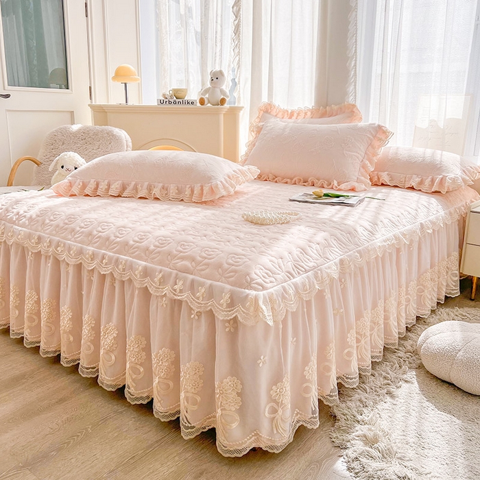 91家纺网 家纺一手货源 找家纺 虹星家纺 2024新款雕花夹棉蕾丝牛奶绒床裙-罗马花园 罗马花园 梦幻粉