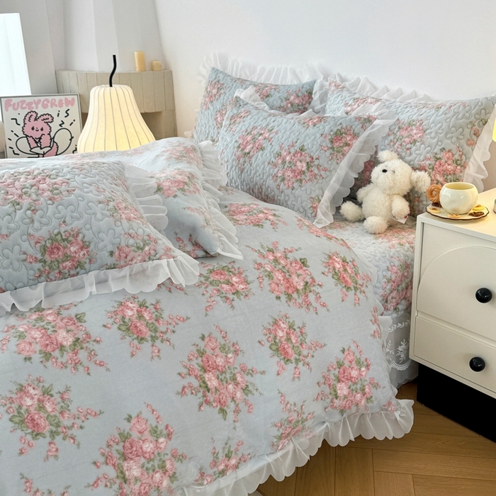 91家纺网 家纺一手货源 找家纺 添越 2024新款牛奶绒夹棉床盖三件套四件套 欧风花影