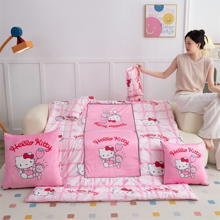 91家纺网 家纺一手货源 找家纺 （总）照世家纺 2024新款卡通三丽鸥水晶绒多功能带袖一体式抱枕被