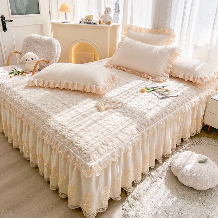 91家纺网 家纺一手货源 找家纺 虹星家纺 2024新款雕花夹棉蕾丝牛奶绒床裙-罗马花园 罗马花园 象牙白