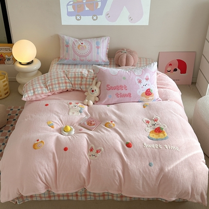 91家纺网 家纺一手货源 找家纺 眠屿家纺 2024新款牛奶绒毛巾绣四件套 牛奶绒草莓蛋糕兔