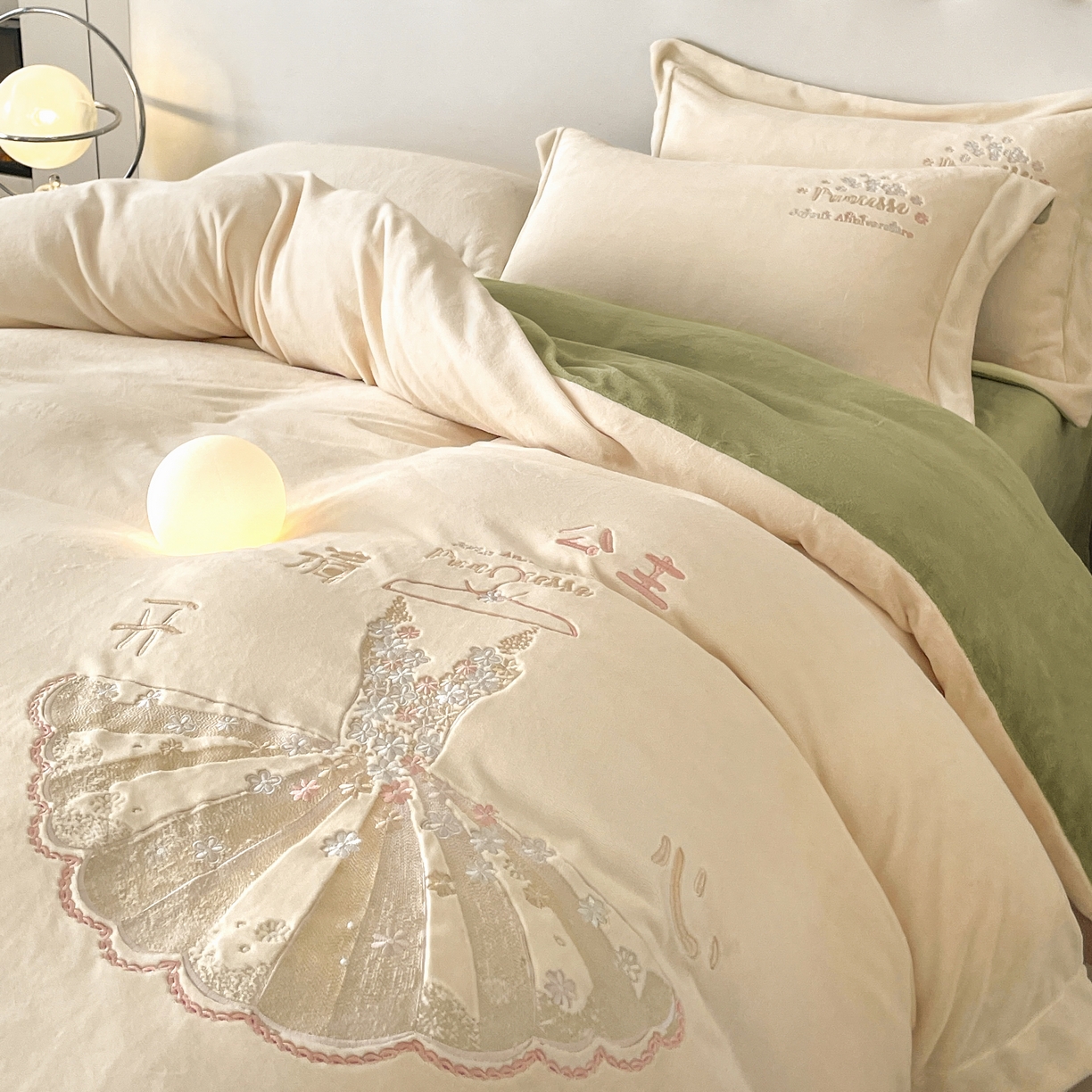 91家纺网 家纺一手货源 找家纺 新方向 2025新款全消光A类牛奶绒四件套-公主请开心2 公主请开心-奶白