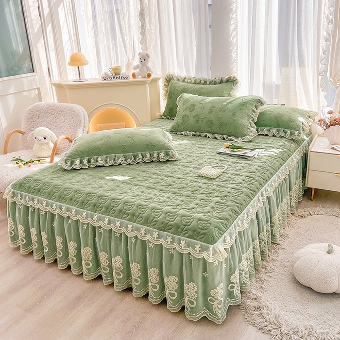 91家纺网 家纺一手货源 找家纺 虹星家纺 2024新款雕花夹棉蕾丝牛奶绒床裙-罗马花园 罗马花园 果绿