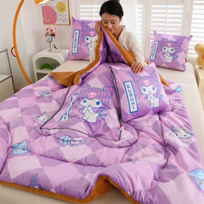 91家纺网 家纺一手货源 找家纺 照世家纺 2024新款三丽鸥印花抱枕被（控价59、82、109、139） 库洛米