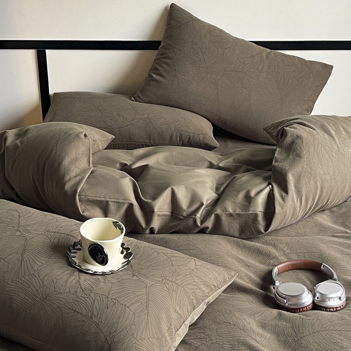 91家纺网 家纺一手货源 找家纺 雅居纺家纺 2024新款100%全棉三层纱提花四件套 树叶咖