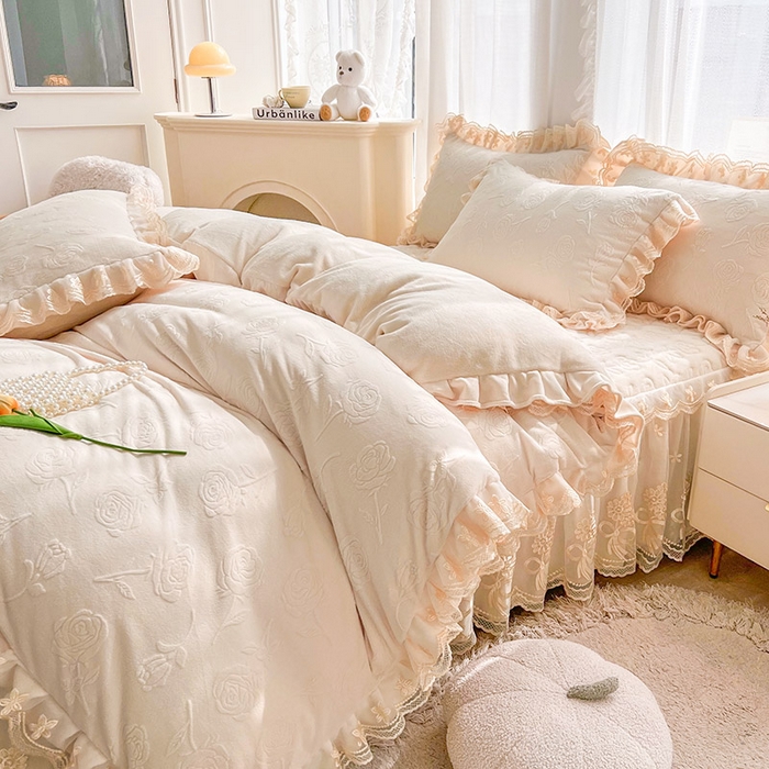 91家纺网 家纺一手货源 找家纺 虹星家纺 2024新款雕花夹棉蕾丝牛奶绒床裙四件套-罗马花园 罗马花园 象牙白