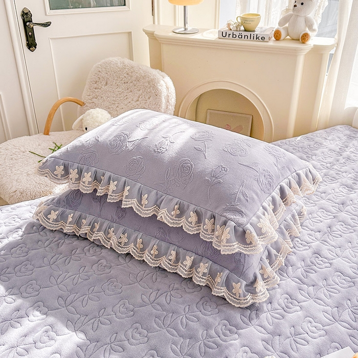 91家纺网 家纺一手货源 找家纺 虹星家纺 2024新款雕花夹棉蕾丝牛奶绒床裙-罗马花园 罗马花园 香芋紫