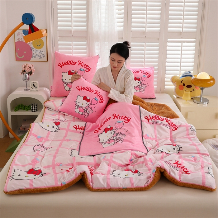 91家纺网 家纺一手货源 找家纺 照世家纺 2024新款三丽鸥印花抱枕被（控价59、82、109、139） 凯蒂猫