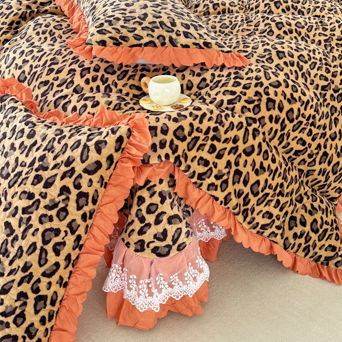 91家纺网 家纺一手货源 找家纺 添越 2024新款牛奶绒夹棉床盖三件套四件套 豹纹