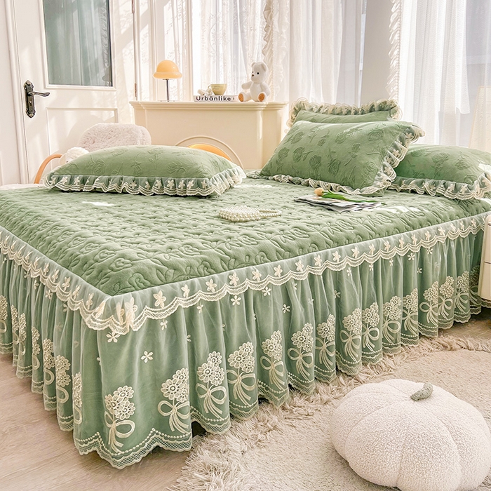 91家纺网 家纺一手货源 找家纺 虹星家纺 2024新款雕花夹棉蕾丝牛奶绒床裙-罗马花园 罗马花园 果绿