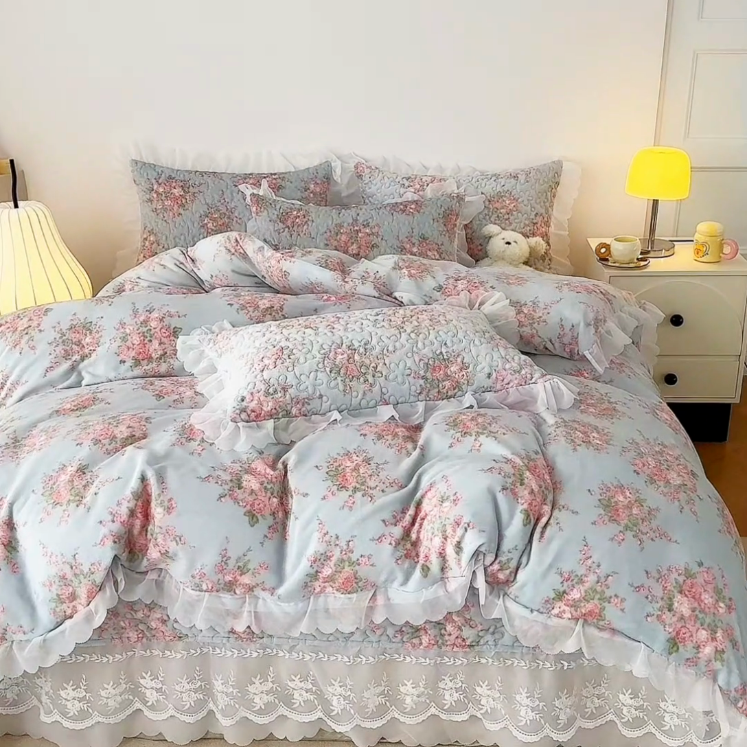 91家纺网 家纺一手货源 找家纺 添越 2024新款牛奶绒夹棉床盖三件套四件套 欧风花影